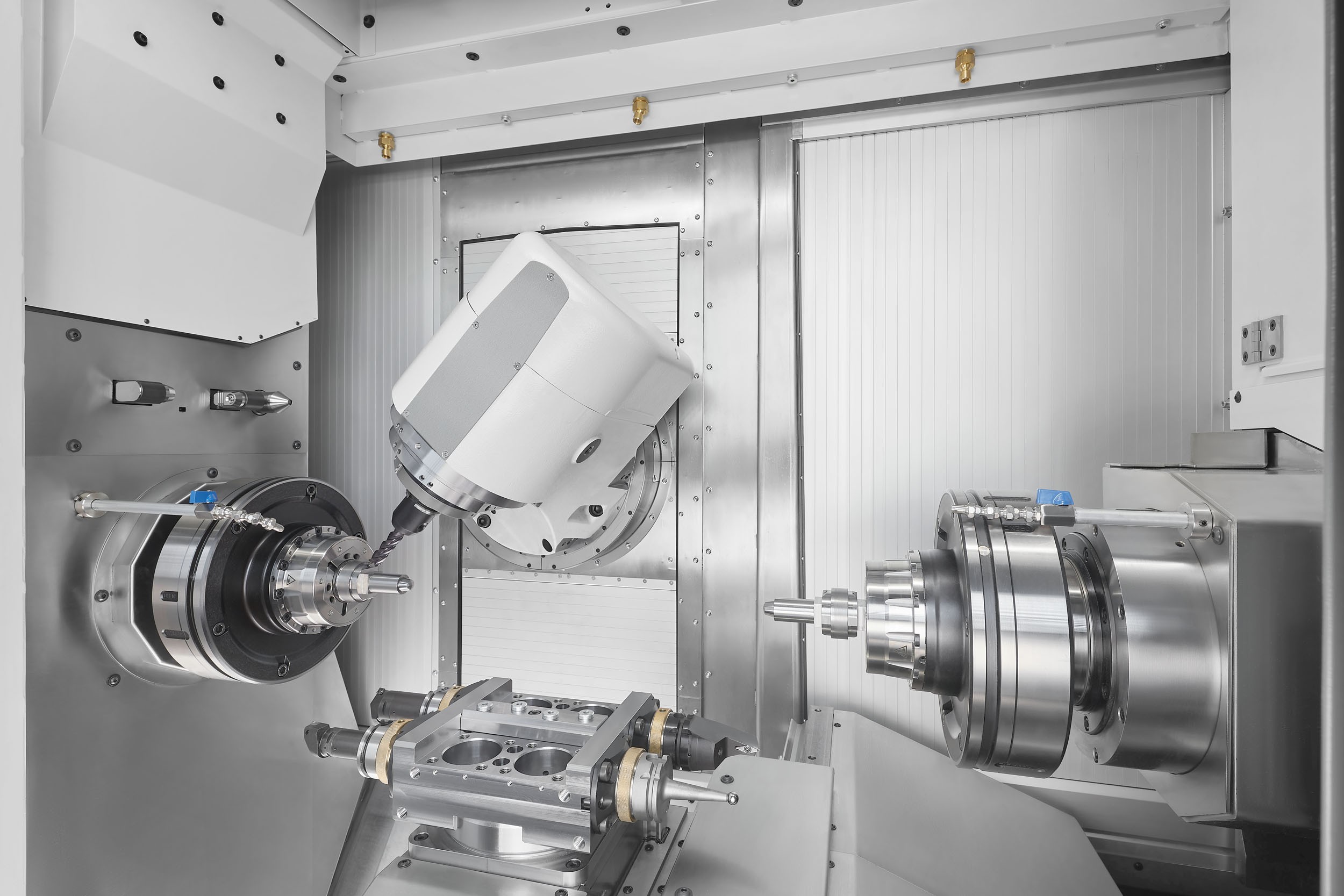 The new MT 715 two+ with integrated workpiece handling is ideal for multifunctional complete machining from the bar with high autonomy.