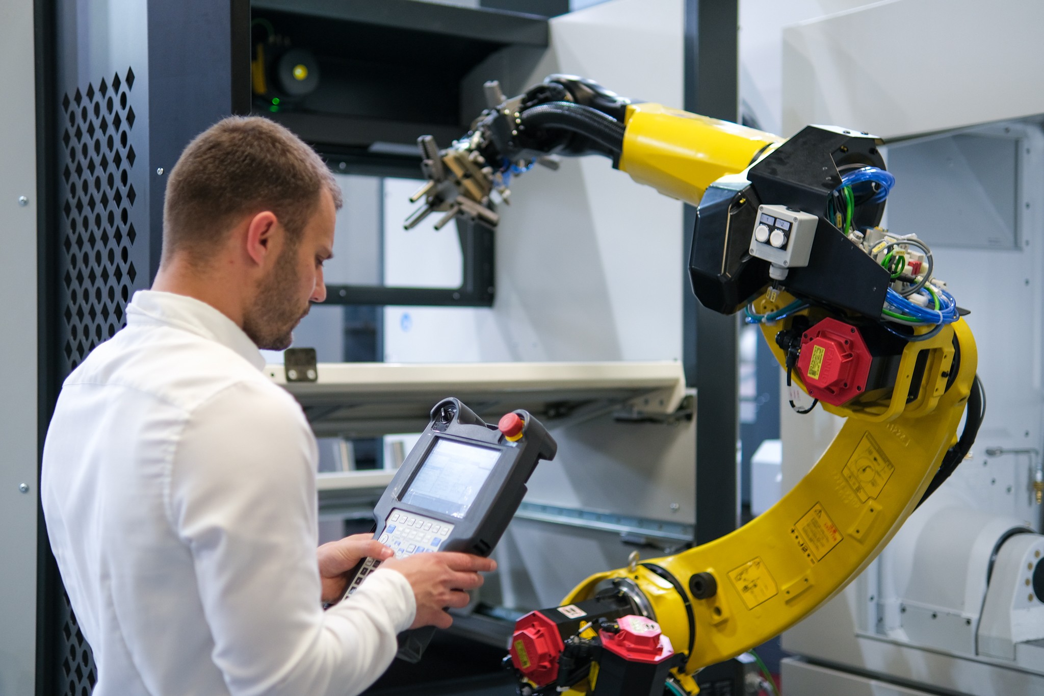 A topic not only in the lecture program: Automation solutions from the CHIRON Group – e.g. robot cells for machine loading – for more efficiency and simplification of the production process, applicable on various machining centers.