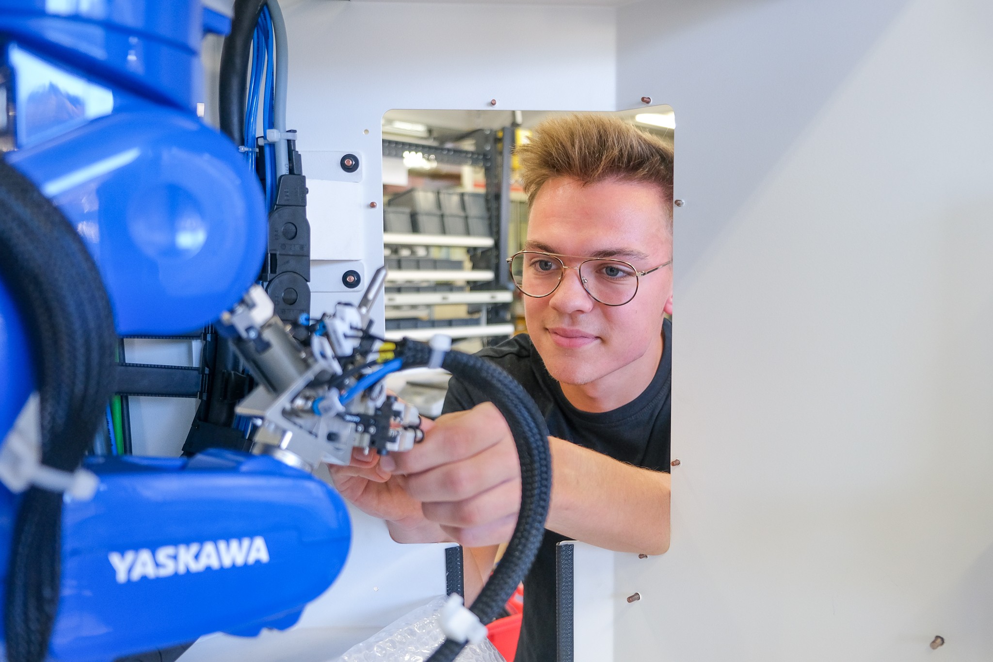 Noch effizienter wird die Micro5 mit dem Handlingsystem „Feed5“. Auch das Automationsmodul wird von den Mitarbeitenden in Tuttlingen optional montiert.