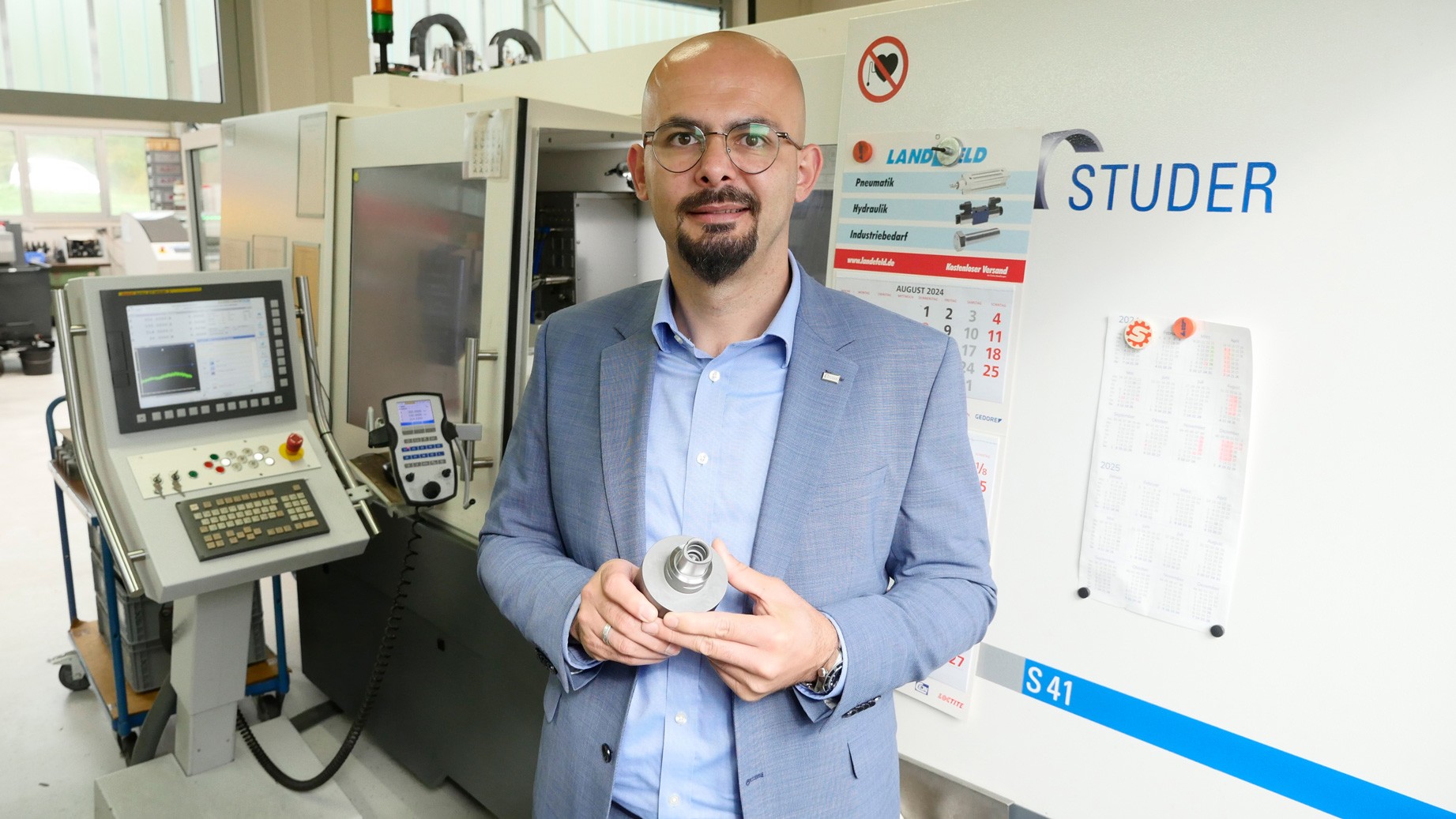 Kenan Sanli, seit 2018 Regionalverkaufsleiter Deutschland für die Fritz Studer AG, ist beeindruckt: »2007, mit der ersten S40, fing Aleit das Poly-gonschleifen an. Heute, mit einer weiteren Studer S41, hat er in ganz Hes-sen im Unrundschleifen ein Alleinstellungsmerkmal und sich damit ein wei-teres starkes Standbein erschlossen.«