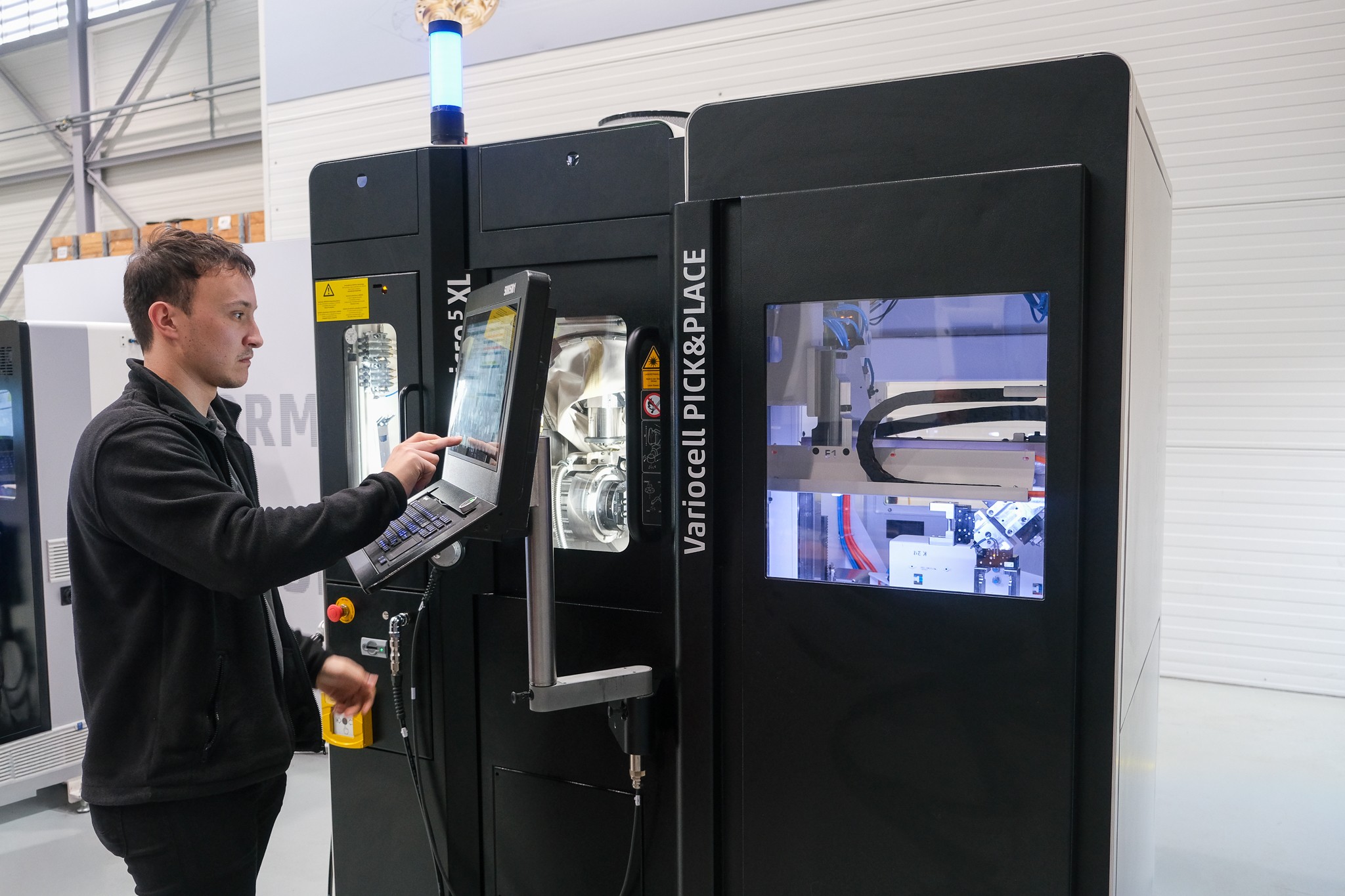 Intelligente Automation für die Mikrobearbeitung mit der Micro5 XL präsentiert die CHIRON Group in drei Varianten. Hier die Kombination mit der neuen Variocell PICK&PLACE für das Handling von Werkstücken bis 2,5 kg.