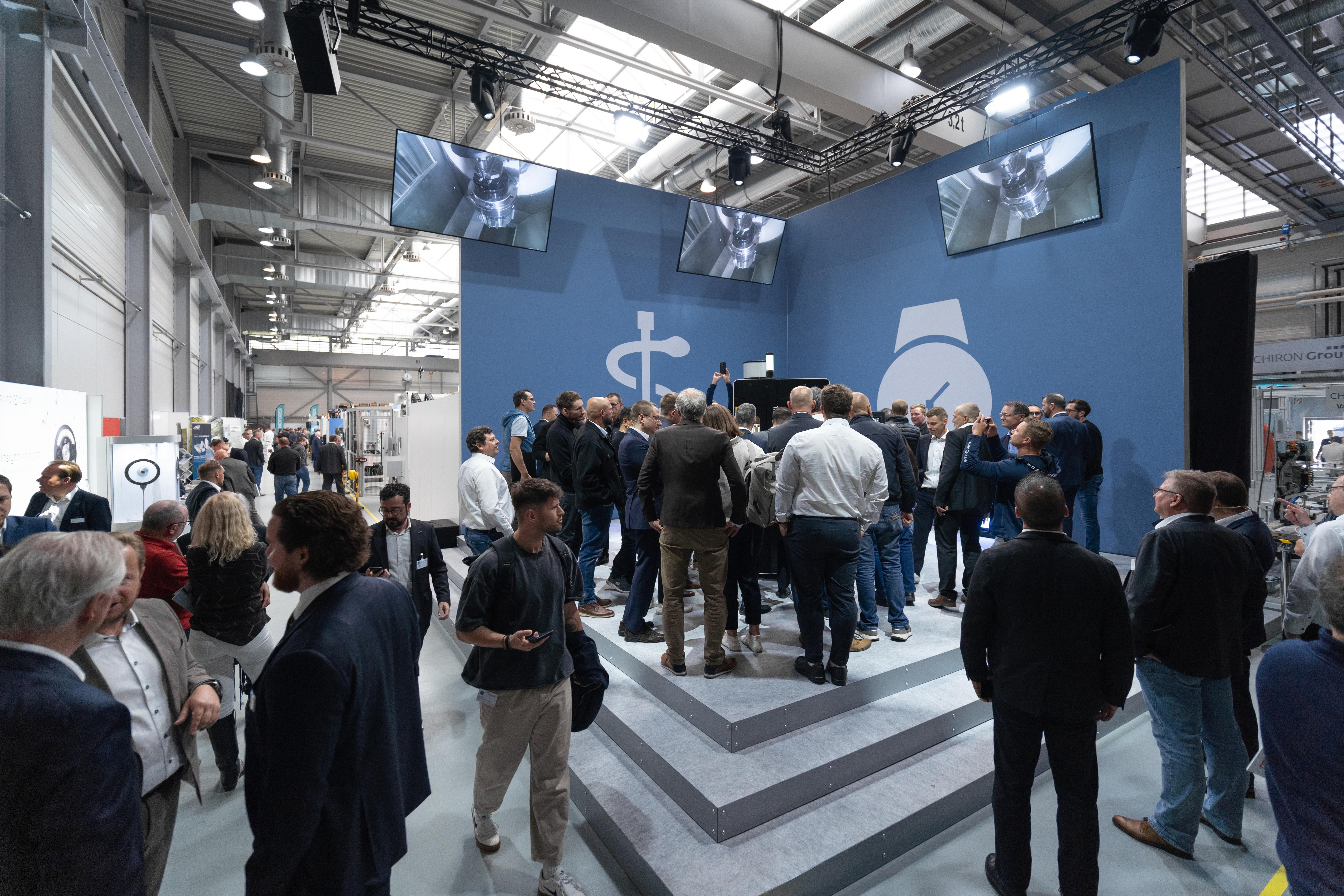 Kaum war die Präsentation vorbei, drängten sich die Besucherinnen und Besucher bereits um die Micro5 XL, wurden Smartphones gezückt und erste Fotos der Mikromaschine gemacht.