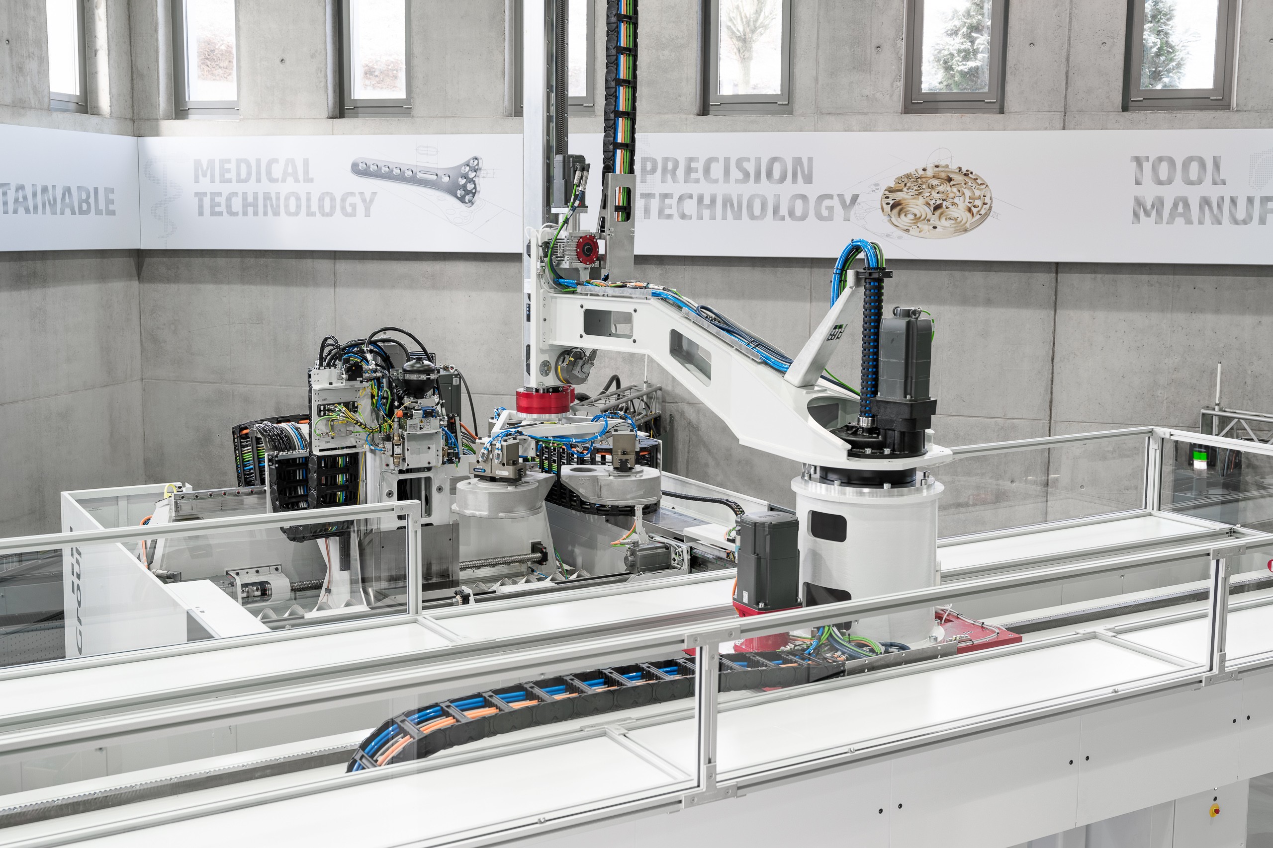 Die neue Portalautomation arbeitet schnell und präzise, bietet eine deutlich größere Reichweite als ein Industrieroboter bei vergleichbarer Masse und dennoch dieselben Freiheitsgrade. Das Beladen erfolgt von oben, ohne Platzbedarf im Arbeitsumfeld.