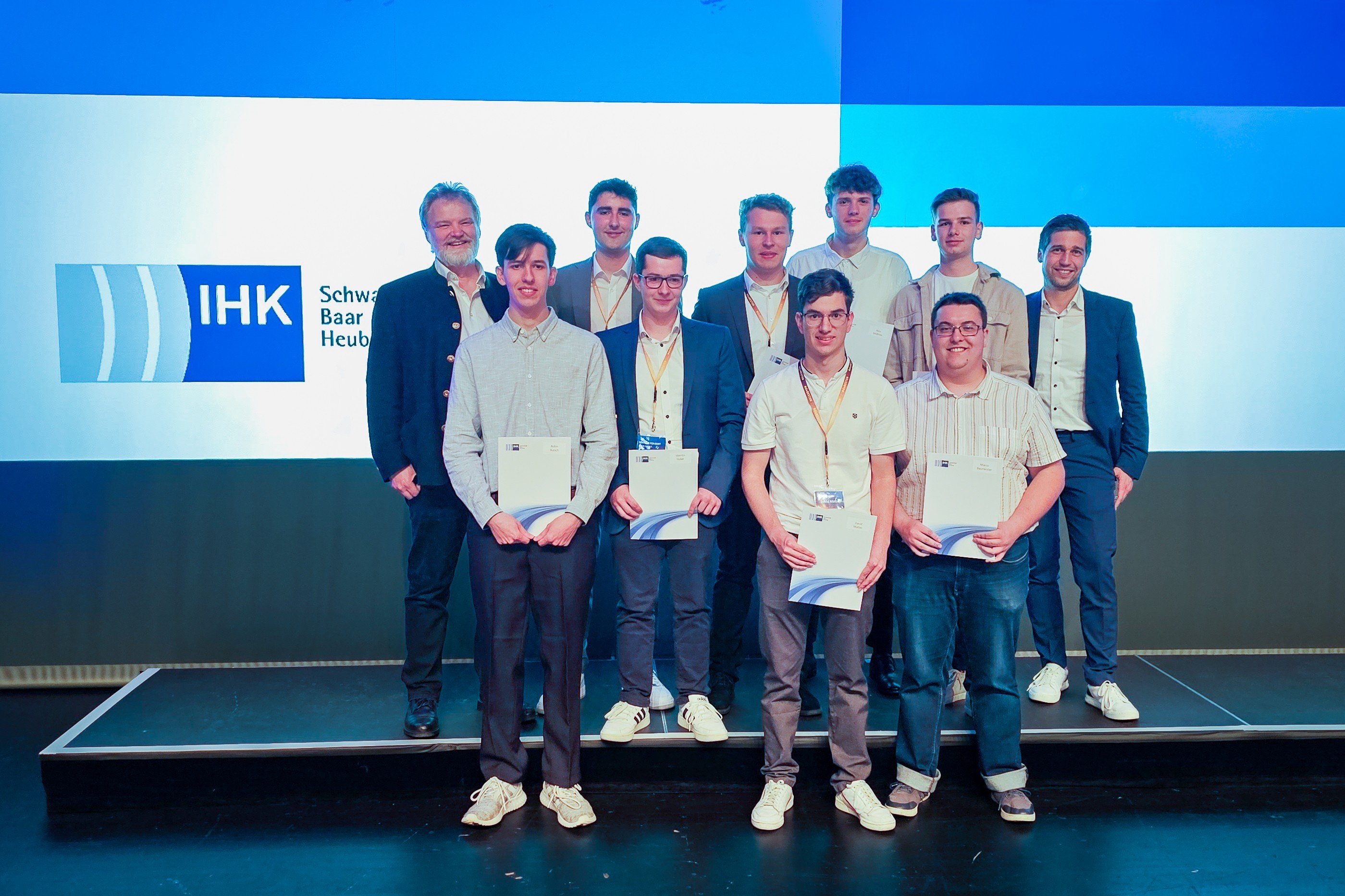 Große Freude bei Ausbildungsleiter Herbert Mattes (links), Ausbilder Thomas Haselmeier (rechts) und „ihren“ IHK-Jahrgangsbesten, die alle ihren beruflichen Weg bei der CHIRON Group fortsetzen.