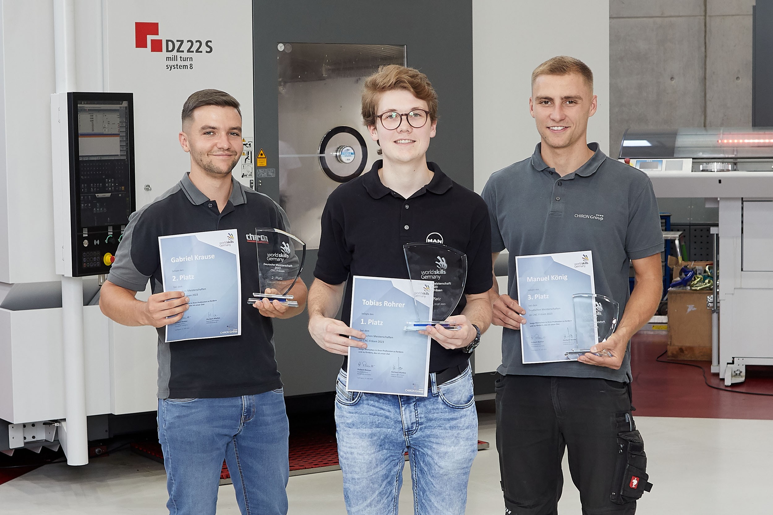 Spot auf die Sieger: auf den deutschen Meister Tobias Rohrer von MAN Energy Solutions und die Zweit- und Drittplatzierten Gabriel Krause (links) und Manuel König (rechts) von der CHIRON Group.