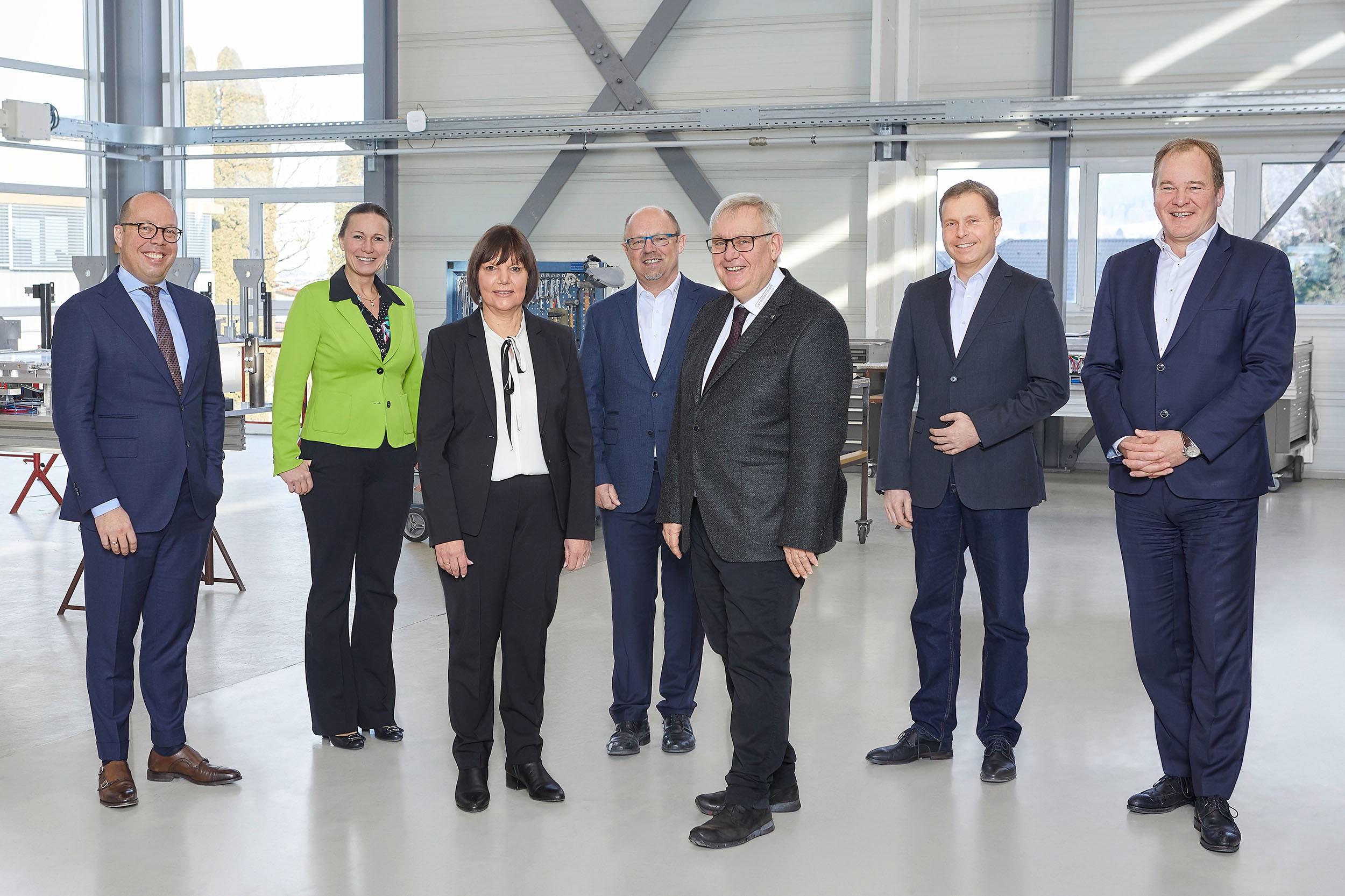 Erfolgreiche Übernahme: Die Geschäftsführung der CHIRON Group und das Management-Team von Greidenweis freuen sich auf die Zusammenarbeit.