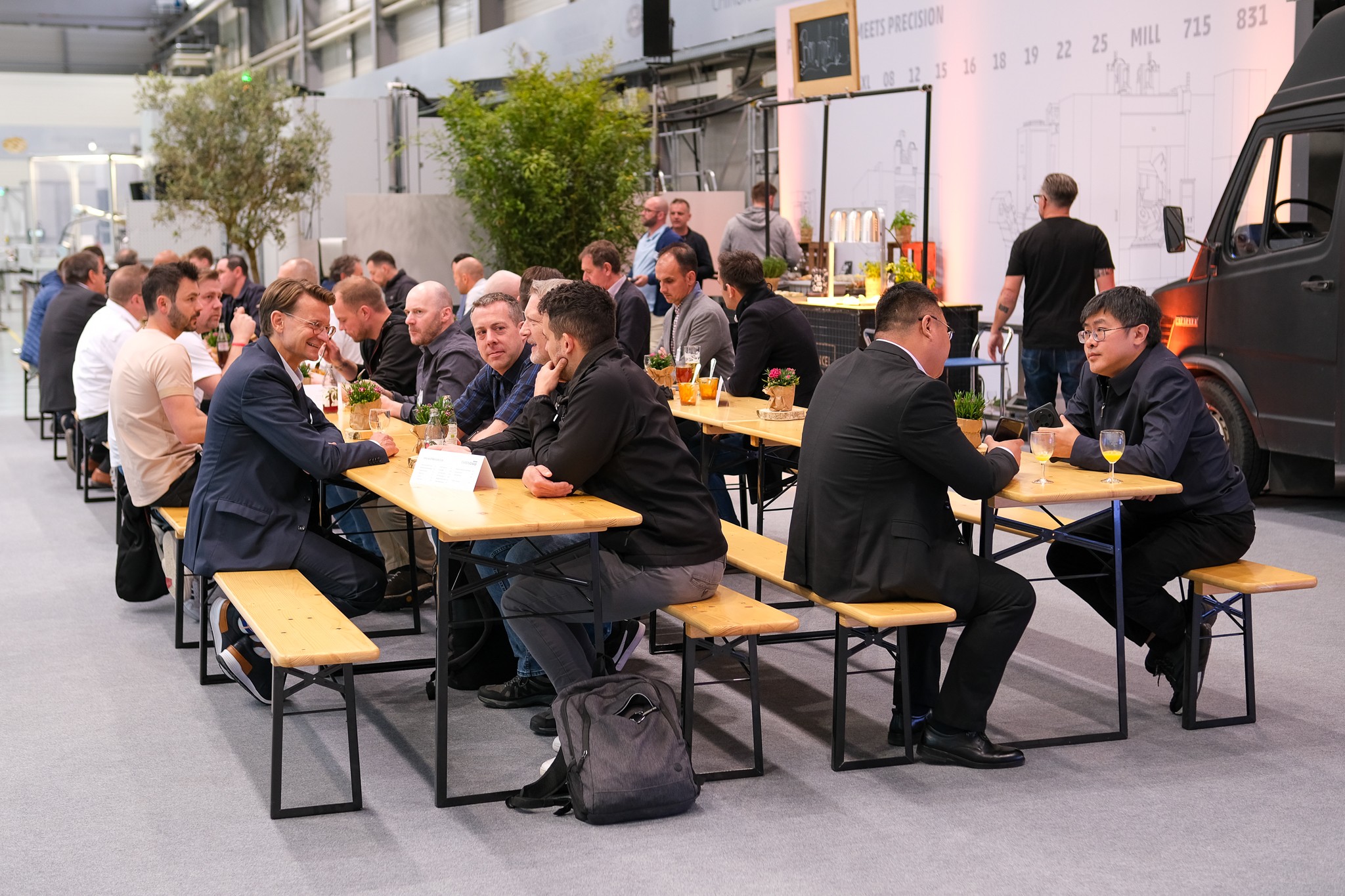 Die Catering Area direkt in der Ausstellung bot Raum für Gespräche und Austausch im Umfeld der Maschinen.