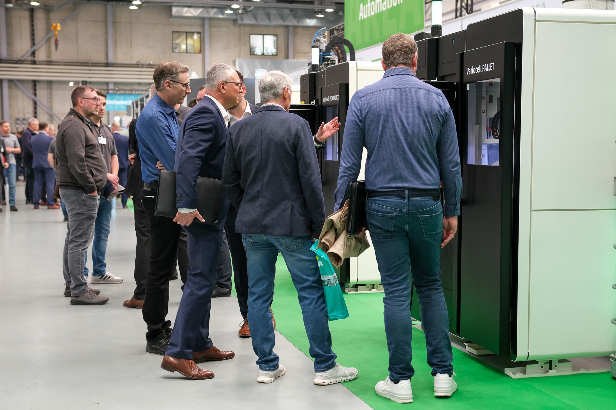Reges Interesse für die drei neuen Automationsvarianten für die Micro5 XL – im Vordergrund die Variocell PALLET zum Handling von Nullpunktpaletten.