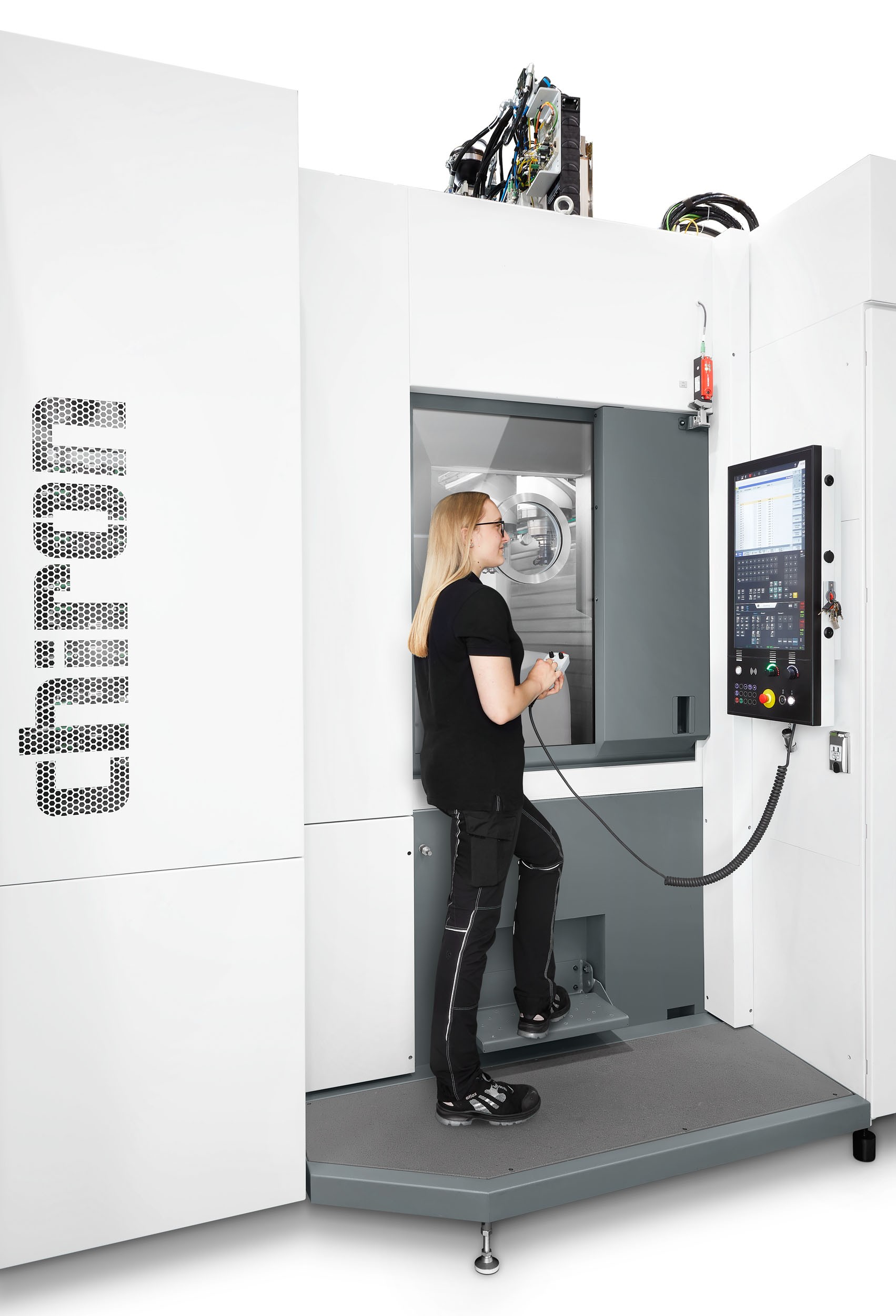 Eine Mitarbeiterin bedient die Siemens SINUMERIK ONE auf dem Bedienpanel TouchLine der CHIRON Group.