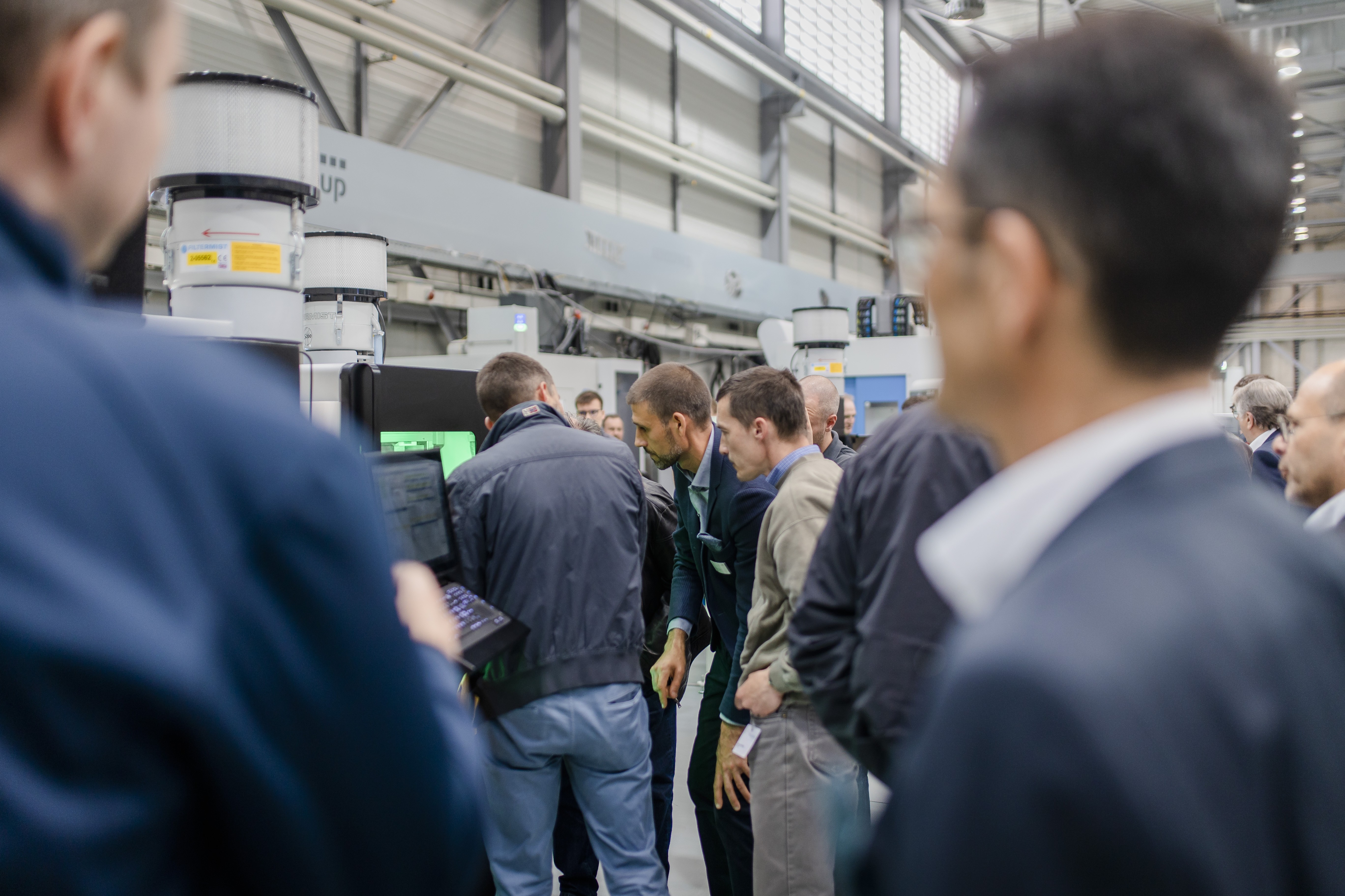 The smallest machining center in the CHIRON Group product portfolio aroused just as much interest. At times, the Micro5 machines could hardly be seen; too many people wanted to experience for example the machining process of a dental workpiece up close.