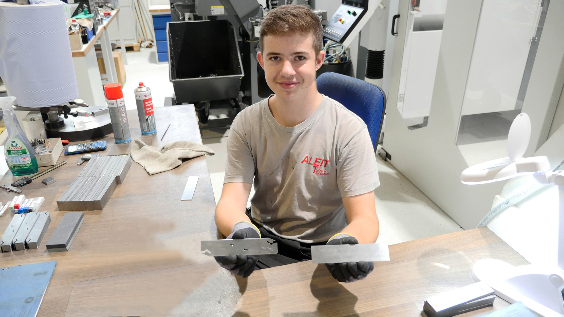 Part by part, the trainee, Marvin Koch, prepares the blanks for the complete processing of the piercing swords, loads and unloads the drawer storage of the VarioCell Systems and checks the quality. It is intended that people remain in control.