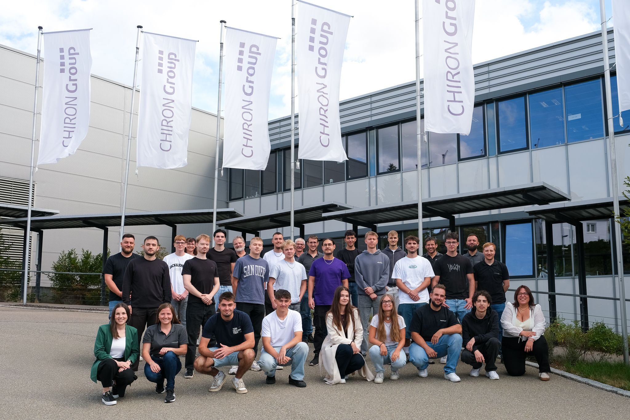 Gemeinsam mit ihren Ausbilderinnen und Ausbildern begrüßte die CHIRON Group 19 neue Auszubildende und dual Studierende am Hauptsitz in Tuttlingen.