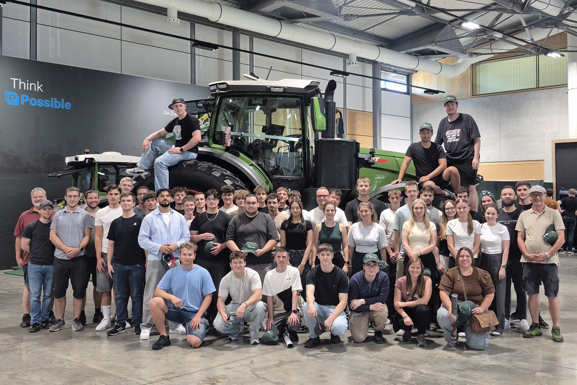 Die Auszubildenden und dual Studierenden der CHIRON Group erhielten bei ihrem Besuch des Fendt-Werks in Marktoberdorf einen Blick hinter die Kulissen der Traktorenproduktion.