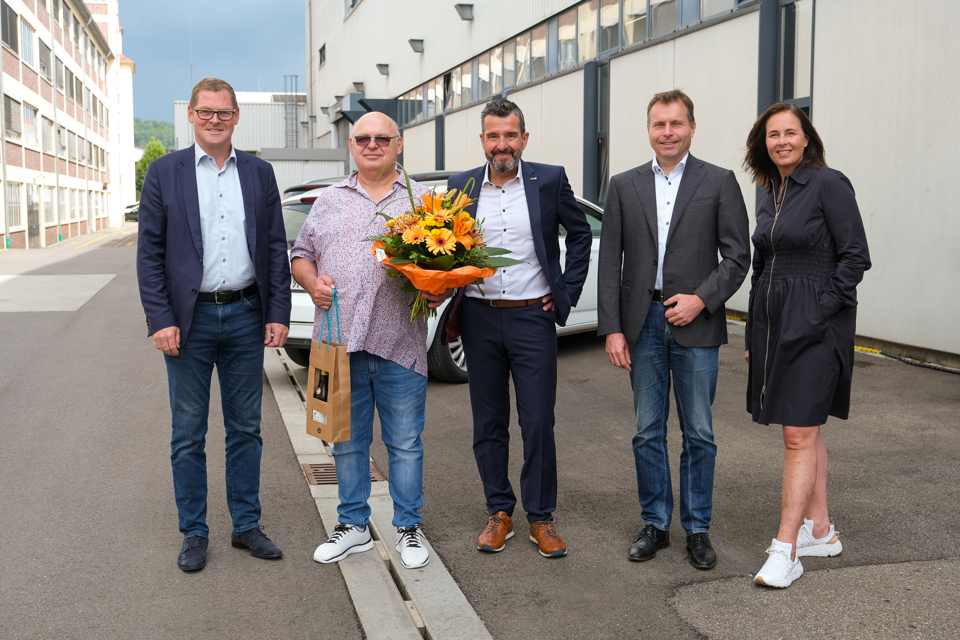 Ein Moment des Abschieds und der Dankbarkeit für die langjährige und wertvolle Zusammenarbeit. Von links: Markus Unterstein (CFO), Otto Sterk, Volker Göddertz (SVP Global Supply Chain Management), Dr. Claus Eppler (CTO) und Cornelia Braun (SVP Global Human Resources).